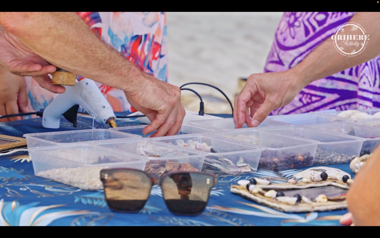 Collier en coquillages sur plage tropicale