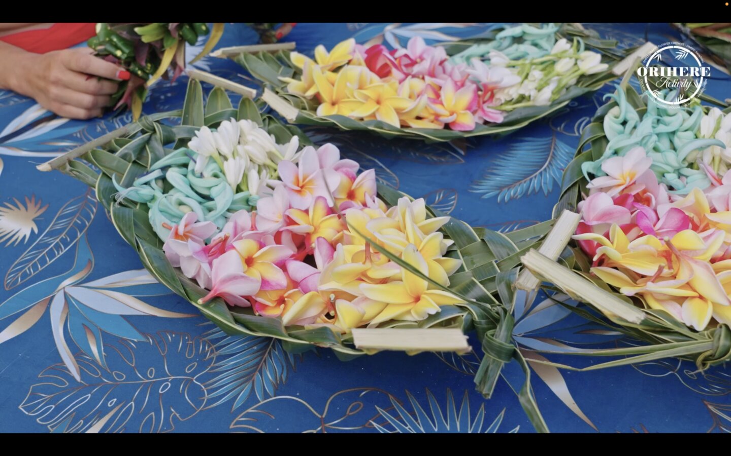 Femme portant une couronne de fleurs tropicales